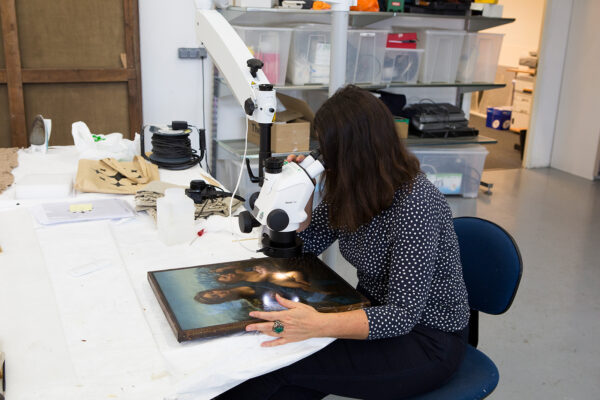 Cinzia Pasquali che studia la Vergine dei fusi di Leonardo da Vinci / © RES